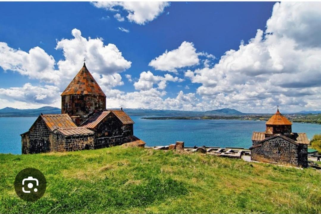 Sevan Em & Yu Esterno foto